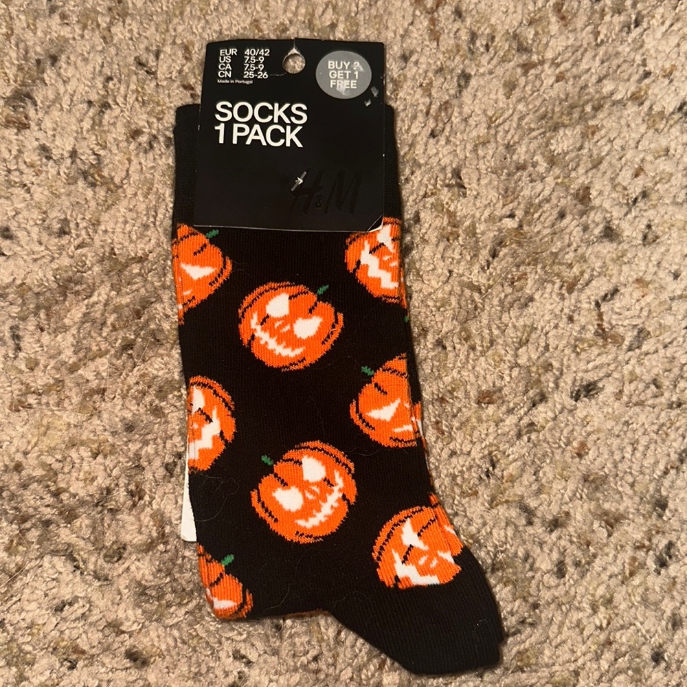 H&M Halloween socks is size 7.5-9